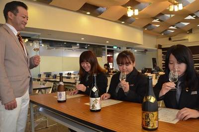 中壢健行科大餐旅管理系與日本沖繩泡盛品酒協會合作，開設琉球泡盛學講座課程，今年有71位學員通過授證，將有認證書及有品酒師編號的胸章1枚。（賴佑維攝）